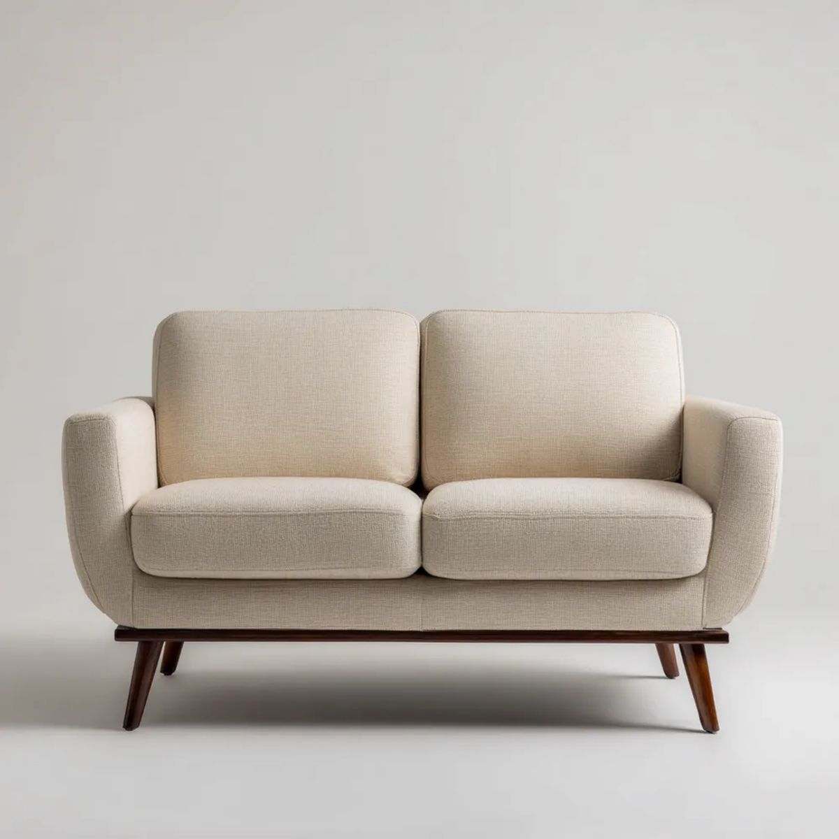 Beżowa sofa dwuosobowa z tapicerką poliestrową i drewnianymi nogami, 150 × 82 × 84 cm